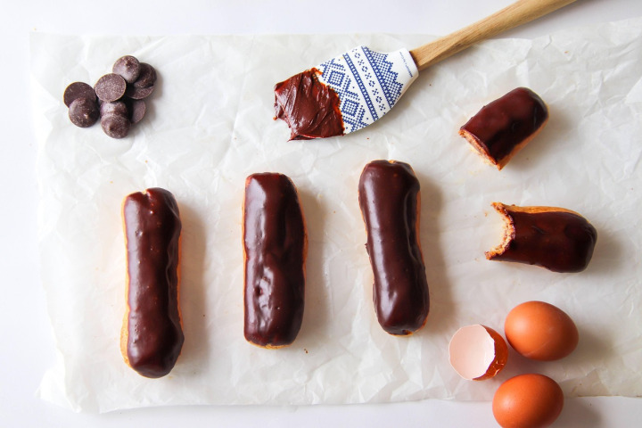 chocolate eclair
